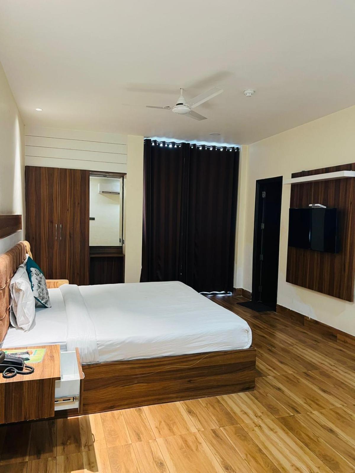 Hotel White House Walking Distance From Golden Temple- With Parking Αμριτσάρ Εξωτερικό φωτογραφία